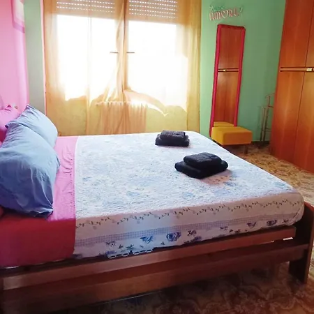 Yellow Submarine Apartment *